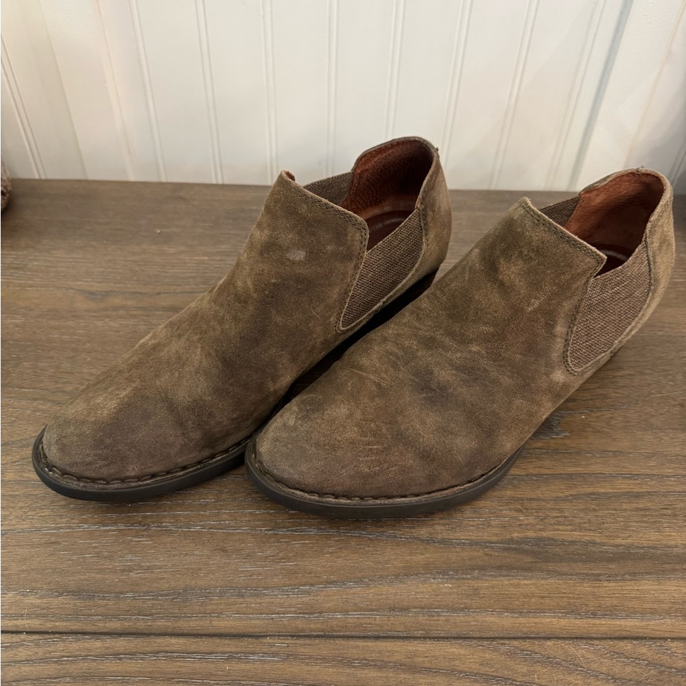 Born Brown Chukka Boots Sleek Suede Design